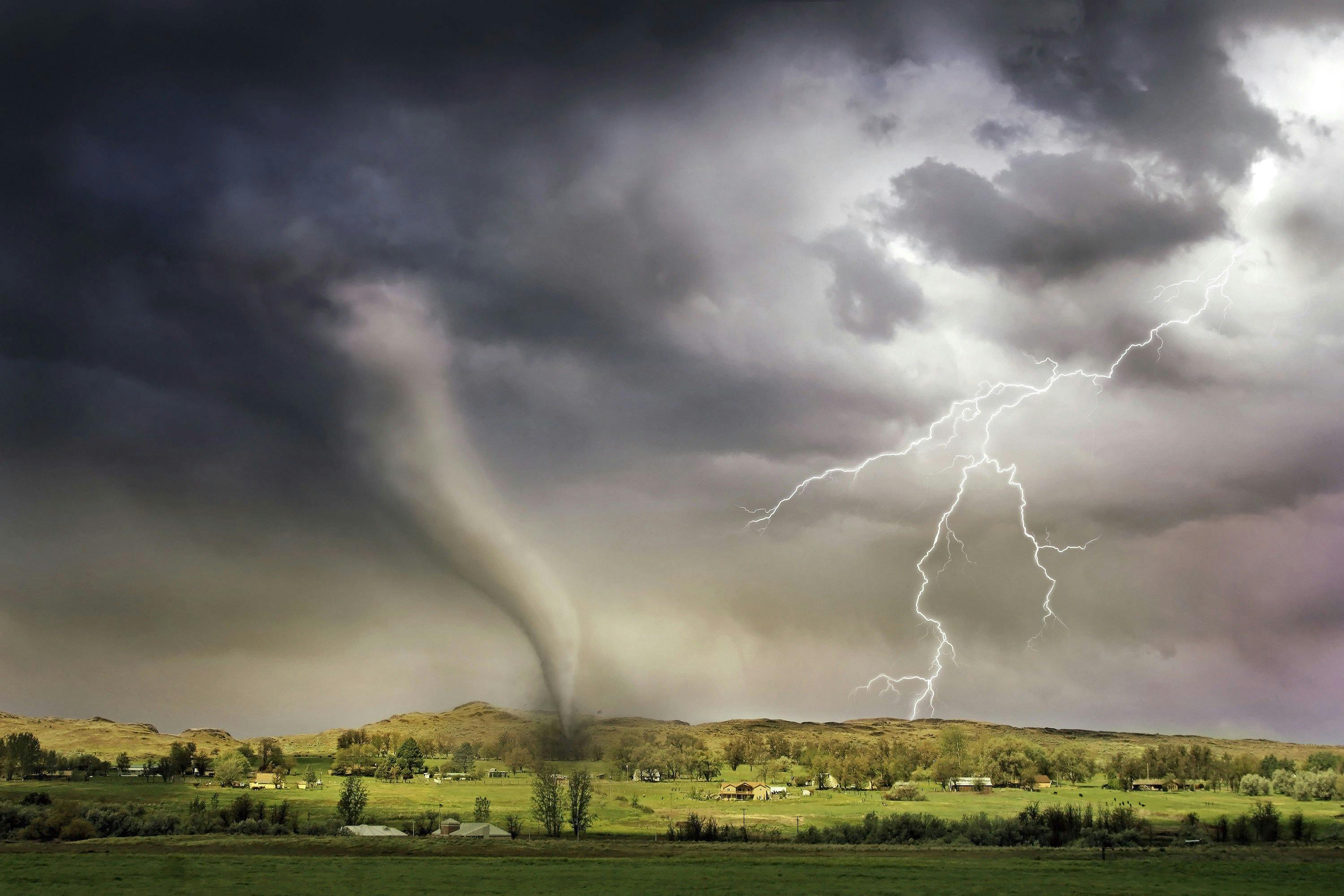 What Powers Tornado Alley Supercells? Wall Clouds, Mesocyclones, Hook Echoes & Wedge Tornadoes