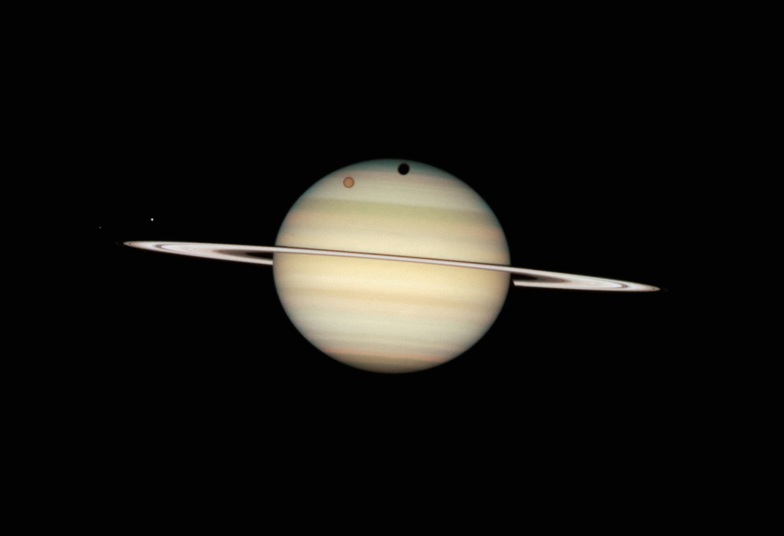 Hubble Traces a 10 Sided Wave Over Saturn's South Pole That Appears to Be Strengthening