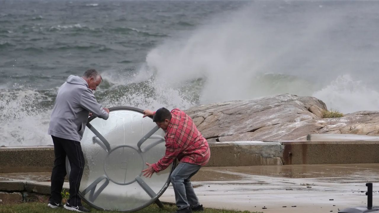 Nor'easter Knocks Out Power to Tens of Thousands as Coastal Flood Warnings Stretch From Norfolk to Connecticut