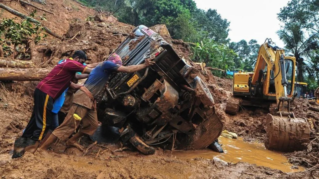 Flash Flood and Landslides Kill 10 in India's Kerala State as Officials Promise Aid and Better River Warnings
