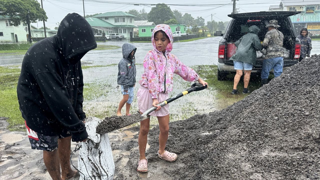 Hurricane Nolo Drops More Than 14 Inches on Big Island Peaks, Floods Kaʻū Highway and Prompts Water Limits