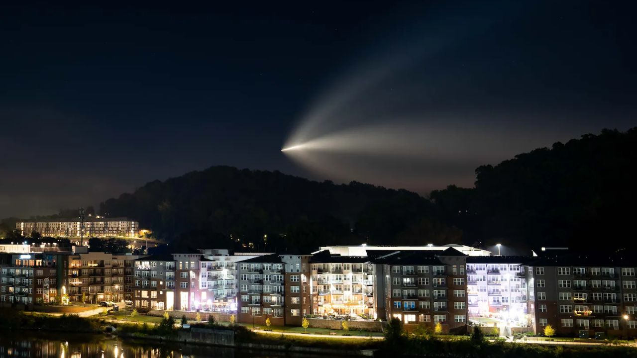 SpaceX Launch Paints a 'Space Jellyfish' Over the East Coast, and One Viewer Thought It Was a Comet